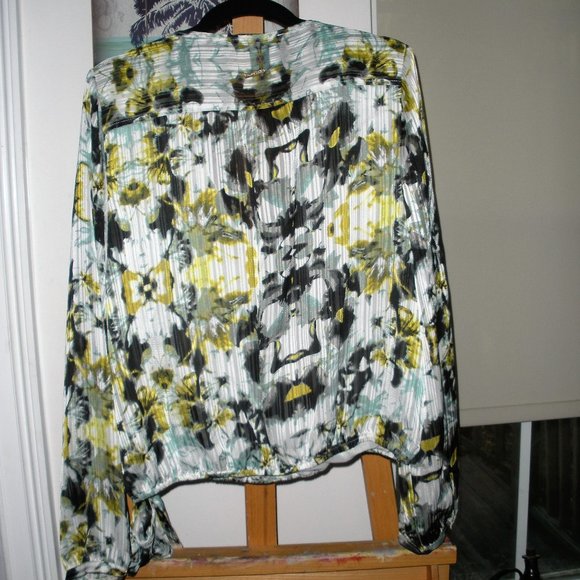 Guess printed silk like blouse with low v snap front and tie bottom SX: L - Picture 3 of 6